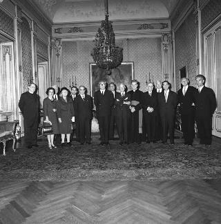 Il Presidente della Repubblica Giuseppe Saragat riceve in udienza Pietro Romanelli, Presidente dell'Associazione internazionale di archeologia classica, con i componenti l'Associazione