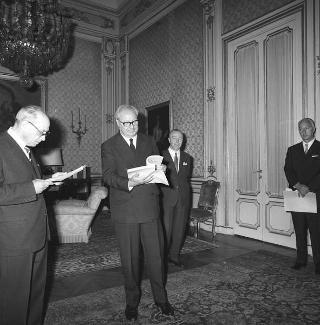 Il Presidente della Repubblica Giuseppe Saragat riceve in udienza Pietro Romanelli, Presidente dell'Associazione internazionale di archeologia classica, con i componenti l'Associazione