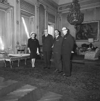 Il Presidente della Repubblica Giuseppe Saragat riceve in udienza l'Editore Giuseppe Vallardi e pittore Mario Carletti, per fare omaggio della prima copia dell'opera Il Vangelo secondo Giovanni