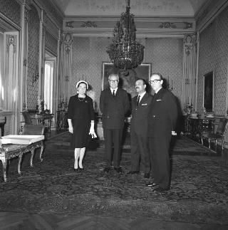 Il Presidente della Repubblica Giuseppe Saragat riceve in udienza l'Editore Giuseppe Vallardi e pittore Mario Carletti, per fare omaggio della prima copia dell'opera Il Vangelo secondo Giovanni