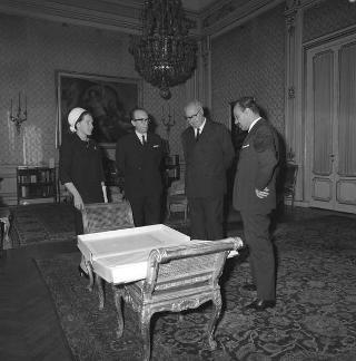 Il Presidente della Repubblica Giuseppe Saragat riceve in udienza l'Editore Giuseppe Vallardi e pittore Mario Carletti, per fare omaggio della prima copia dell'opera Il Vangelo secondo Giovanni