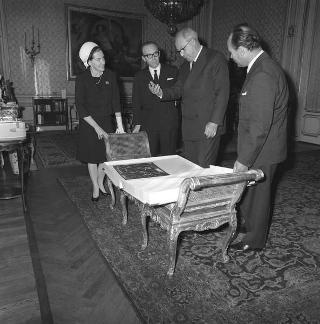 Il Presidente della Repubblica Giuseppe Saragat riceve in udienza l'Editore Giuseppe Vallardi e pittore Mario Carletti, per fare omaggio della prima copia dell'opera Il Vangelo secondo Giovanni