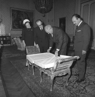 Il Presidente della Repubblica Giuseppe Saragat riceve in udienza l'Editore Giuseppe Vallardi e pittore Mario Carletti, per fare omaggio della prima copia dell'opera Il Vangelo secondo Giovanni