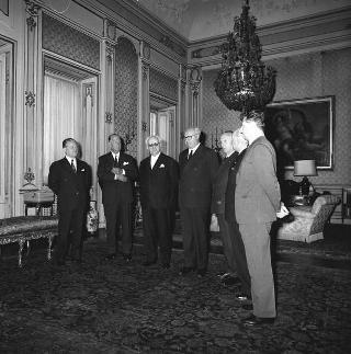 Il Presidente della Repubblica Giuseppe Saragat riceve in udienza il Sen. Aldo Ferrabino, Presidente della Società "Dante Alighieri", con i componenti l'Ufficio di presidenza