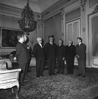 Il Presidente della Repubblica Giuseppe Saragat riceve in udienza il Sen. Aldo Ferrabino, Presidente della Società "Dante Alighieri", con i componenti l'Ufficio di presidenza