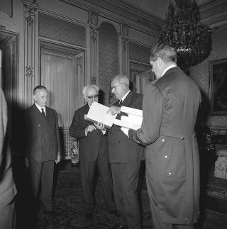 Il Presidente della Repubblica Giuseppe Saragat riceve in udienza il Sen. Aldo Ferrabino, Presidente della Società "Dante Alighieri", con i componenti l'Ufficio di presidenza