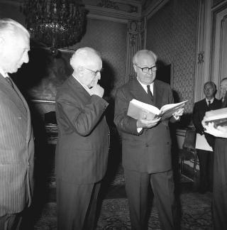 Il Presidente della Repubblica Giuseppe Saragat riceve in udienza il Sen. Aldo Ferrabino, Presidente della Società "Dante Alighieri", con i componenti l'Ufficio di presidenza