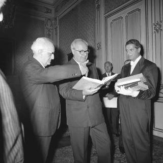 Il Presidente della Repubblica Giuseppe Saragat riceve in udienza il Sen. Aldo Ferrabino, Presidente della Società "Dante Alighieri", con i componenti l'Ufficio di presidenza
