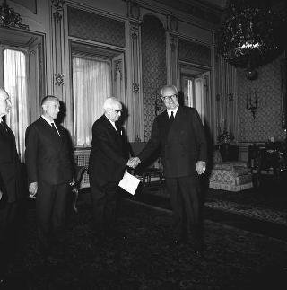 Il Presidente della Repubblica Giuseppe Saragat riceve in udienza il Sen. Aldo Ferrabino, Presidente della Società "Dante Alighieri", con i componenti l'Ufficio di presidenza