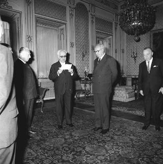 Il Presidente della Repubblica Giuseppe Saragat riceve in udienza il Sen. Aldo Ferrabino, Presidente della Società "Dante Alighieri", con i componenti l'Ufficio di presidenza