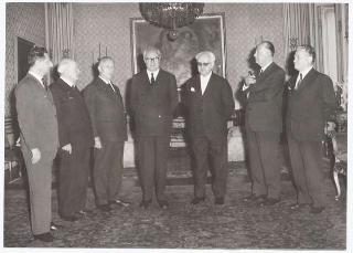 Il Presidente della Repubblica Giuseppe Saragat riceve in udienza il Sen. Aldo Ferrabino, Presidente della Società "Dante Alighieri", con i componenti l'Ufficio di presidenza