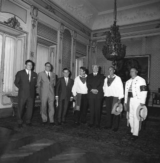Il Presidente della Repubblica Giuseppe Saragat riceve in visita di omaggio Dino Moro, Presidente della Cooperativa gondolieri di Venezia, con una rappresentanza di gondolieri, per ringraziare della simpatia dimostrata dal Presidente durante la visita a Venezia