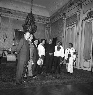 Il Presidente della Repubblica Giuseppe Saragat riceve in visita di omaggio Dino Moro, Presidente della Cooperativa gondolieri di Venezia, con una rappresentanza di gondolieri, per ringraziare della simpatia dimostrata dal Presidente durante la visita a Venezia