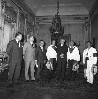 Il Presidente della Repubblica Giuseppe Saragat riceve in visita di omaggio Dino Moro, Presidente della Cooperativa gondolieri di Venezia, con una rappresentanza di gondolieri, per ringraziare della simpatia dimostrata dal Presidente durante la visita a Venezia