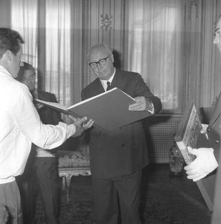 Il Presidente della Repubblica Giuseppe Saragat riceve in visita di omaggio Dino Moro, Presidente della Cooperativa gondolieri di Venezia, con una rappresentanza di gondolieri, per ringraziare della simpatia dimostrata dal Presidente durante la visita a Venezia