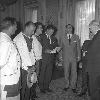 Il Presidente della Repubblica Giuseppe Saragat riceve in visita di omaggio Dino Moro, Presidente della Cooperativa gondolieri di Venezia, con una rappresentanza di gondolieri, per ringraziare della simpatia dimostrata dal Presidente durante la visita a Venezia
