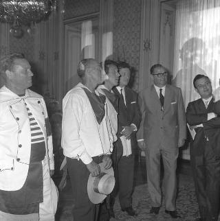 Il Presidente della Repubblica Giuseppe Saragat riceve in visita di omaggio Dino Moro, Presidente della Cooperativa gondolieri di Venezia, con una rappresentanza di gondolieri, per ringraziare della simpatia dimostrata dal Presidente durante la visita a Venezia