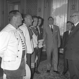 Il Presidente della Repubblica Giuseppe Saragat riceve in visita di omaggio Dino Moro, Presidente della Cooperativa gondolieri di Venezia, con una rappresentanza di gondolieri, per ringraziare della simpatia dimostrata dal Presidente durante la visita a Venezia