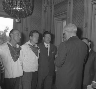 Il Presidente della Repubblica Giuseppe Saragat riceve in visita di omaggio Dino Moro, Presidente della Cooperativa gondolieri di Venezia, con una rappresentanza di gondolieri, per ringraziare della simpatia dimostrata dal Presidente durante la visita a Venezia