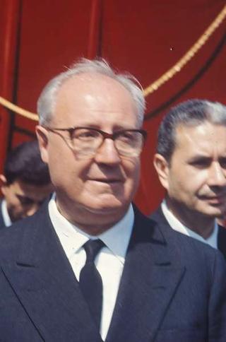 Deposizione di una corona di alloro al Sacello del Milite Ignoto all'Altare della Patria da parte del Presidente della Repubblica Giuseppe Saragat e la sua partecipazione alla Rivista Militare in occasione della Festa della Repubblica