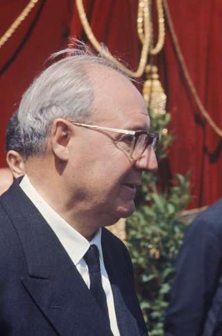 Deposizione di una corona di alloro al Sacello del Milite Ignoto all'Altare della Patria da parte del Presidente della Repubblica Giuseppe Saragat e la sua partecipazione alla Rivista Militare in occasione della Festa della Repubblica