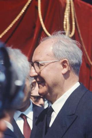 Deposizione di una corona di alloro al Sacello del Milite Ignoto all'Altare della Patria da parte del Presidente della Repubblica Giuseppe Saragat e la sua partecipazione alla Rivista Militare in occasione della Festa della Repubblica