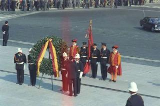Deposizione di una corona di alloro al Sacello del Milite Ignoto all'Altare della Patria da parte del Presidente della Repubblica Giuseppe Saragat e la sua partecipazione alla Rivista Militare in occasione della Festa della Repubblica