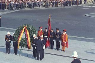 Deposizione di una corona di alloro al Sacello del Milite Ignoto all'Altare della Patria da parte del Presidente della Repubblica Giuseppe Saragat e la sua partecipazione alla Rivista Militare in occasione della Festa della Repubblica
