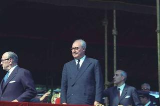 Deposizione di una corona di alloro al Sacello del Milite Ignoto all'Altare della Patria da parte del Presidente della Repubblica Giuseppe Saragat e la sua partecipazione alla Rivista Militare in occasione della Festa della Repubblica