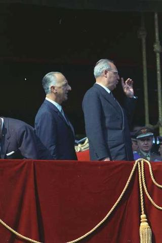 Deposizione di una corona di alloro al Sacello del Milite Ignoto all'Altare della Patria da parte del Presidente della Repubblica Giuseppe Saragat e la sua partecipazione alla Rivista Militare in occasione della Festa della Repubblica