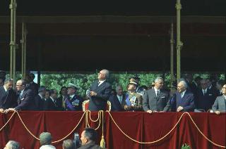 Deposizione di una corona di alloro al Sacello del Milite Ignoto all'Altare della Patria da parte del Presidente della Repubblica Giuseppe Saragat e la sua partecipazione alla Rivista Militare in occasione della Festa della Repubblica