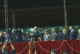 Deposizione di una corona di alloro al Sacello del Milite Ignoto all'Altare della Patria da parte del Presidente della Repubblica Giuseppe Saragat e la sua partecipazione alla Rivista Militare in occasione della Festa della Repubblica