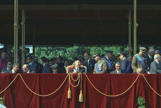 Deposizione di una corona di alloro al Sacello del Milite Ignoto all'Altare della Patria da parte del Presidente della Repubblica Giuseppe Saragat e la sua partecipazione alla Rivista Militare in occasione della Festa della Repubblica