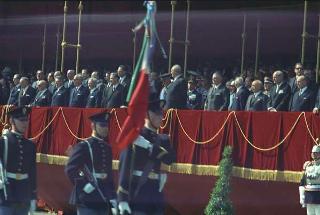Deposizione di una corona di alloro al Sacello del Milite Ignoto all'Altare della Patria da parte del Presidente della Repubblica Giuseppe Saragat e la sua partecipazione alla Rivista Militare in occasione della Festa della Repubblica
