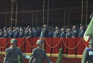 Deposizione di una corona di alloro al Sacello del Milite Ignoto all'Altare della Patria da parte del Presidente della Repubblica Giuseppe Saragat e la sua partecipazione alla Rivista Militare in occasione della Festa della Repubblica