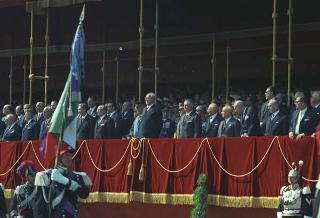 Deposizione di una corona di alloro al Sacello del Milite Ignoto all'Altare della Patria da parte del Presidente della Repubblica Giuseppe Saragat e la sua partecipazione alla Rivista Militare in occasione della Festa della Repubblica