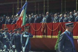 Deposizione di una corona di alloro al Sacello del Milite Ignoto all'Altare della Patria da parte del Presidente della Repubblica Giuseppe Saragat e la sua partecipazione alla Rivista Militare in occasione della Festa della Repubblica