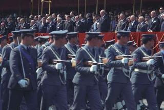 Deposizione di una corona di alloro al Sacello del Milite Ignoto all'Altare della Patria da parte del Presidente della Repubblica Giuseppe Saragat e la sua partecipazione alla Rivista Militare in occasione della Festa della Repubblica