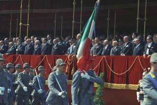 Deposizione di una corona di alloro al Sacello del Milite Ignoto all'Altare della Patria da parte del Presidente della Repubblica Giuseppe Saragat e la sua partecipazione alla Rivista Militare in occasione della Festa della Repubblica