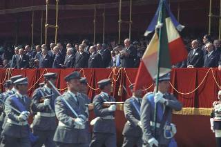 Deposizione di una corona di alloro al Sacello del Milite Ignoto all'Altare della Patria da parte del Presidente della Repubblica Giuseppe Saragat e la sua partecipazione alla Rivista Militare in occasione della Festa della Repubblica