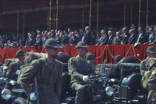 Deposizione di una corona di alloro al Sacello del Milite Ignoto all'Altare della Patria da parte del Presidente della Repubblica Giuseppe Saragat e la sua partecipazione alla Rivista Militare in occasione della Festa della Repubblica