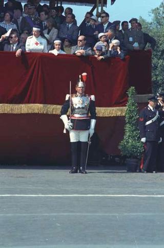 Deposizione di una corona di alloro al Sacello del Milite Ignoto all'Altare della Patria da parte del Presidente della Repubblica Giuseppe Saragat e la sua partecipazione alla Rivista Militare in occasione della Festa della Repubblica