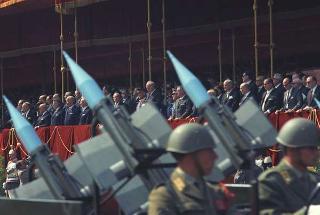 Deposizione di una corona di alloro al Sacello del Milite Ignoto all'Altare della Patria da parte del Presidente della Repubblica Giuseppe Saragat e la sua partecipazione alla Rivista Militare in occasione della Festa della Repubblica
