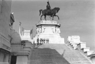 Deposizione di una corona di alloro al Sacello del Milite Ignoto all'Altare della Patria da parte del Presidente della Repubblica Giuseppe Saragat e la sua partecipazione alla Rivista Militare in occasione della Festa della Repubblica