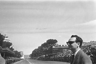 Deposizione di una corona di alloro al Sacello del Milite Ignoto all'Altare della Patria da parte del Presidente della Repubblica Giuseppe Saragat e la sua partecipazione alla Rivista Militare in occasione della Festa della Repubblica