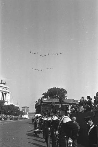 Deposizione di una corona di alloro al Sacello del Milite Ignoto all'Altare della Patria da parte del Presidente della Repubblica Giuseppe Saragat e la sua partecipazione alla Rivista Militare in occasione della Festa della Repubblica