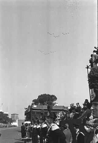 Deposizione di una corona di alloro al Sacello del Milite Ignoto all'Altare della Patria da parte del Presidente della Repubblica Giuseppe Saragat e la sua partecipazione alla Rivista Militare in occasione della Festa della Repubblica