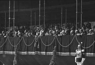 Deposizione di una corona di alloro al Sacello del Milite Ignoto all'Altare della Patria da parte del Presidente della Repubblica Giuseppe Saragat e la sua partecipazione alla Rivista Militare in occasione della Festa della Repubblica