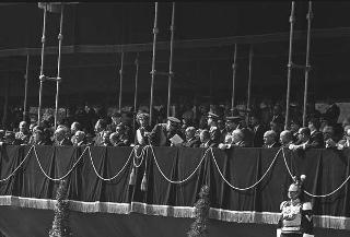 Deposizione di una corona di alloro al Sacello del Milite Ignoto all'Altare della Patria da parte del Presidente della Repubblica Giuseppe Saragat e la sua partecipazione alla Rivista Militare in occasione della Festa della Repubblica