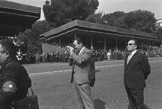 Deposizione di una corona di alloro al Sacello del Milite Ignoto all'Altare della Patria da parte del Presidente della Repubblica Giuseppe Saragat e la sua partecipazione alla Rivista Militare in occasione della Festa della Repubblica